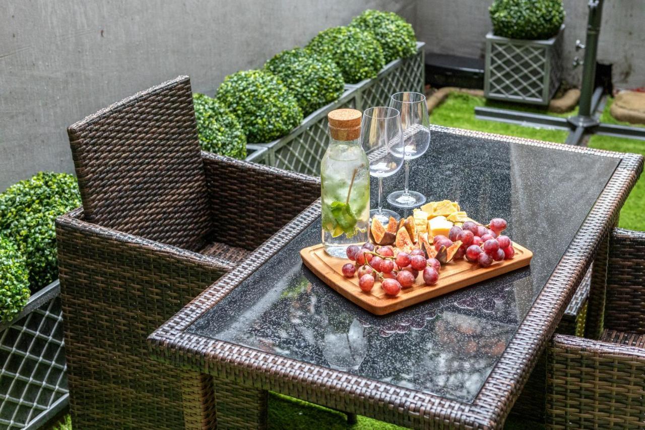 Elegant Kensington Apartment With Patio Londra Esterno foto