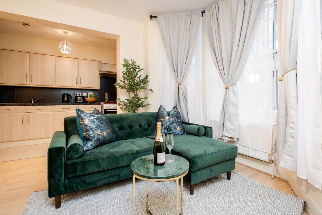 Elegant Kensington Apartment With Patio Londra Esterno foto
